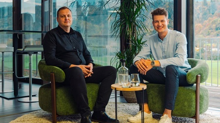 Geführt wird Kaino von Pius Fischer (r.) und Florian Köllich. Das Team bringt KI dorthin, wo sie in ihren Abläufen messbaren Nutzen stiftet: automatisiert, nachvollziehbar und im Rahmen des EU-KI-Gesetzes.