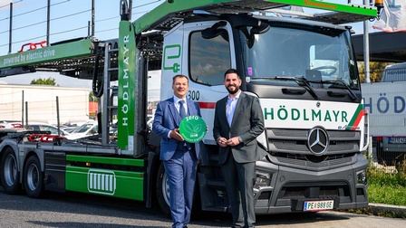 Christian Holzhauser, Obmann der Sparte Transport und Verkehr in der Wirtschaftskammer Wien, und Johannes A. Hödlmayr, CEO der Hödlmayr International GmbH, mit dem vollelektrischen Autotransporter 