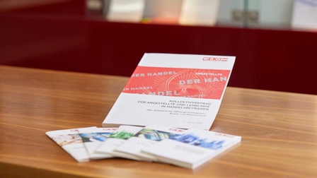 Diverse Broschüren zum Thema Kollektivvertrag sind auf einem Tisch aufgelegt