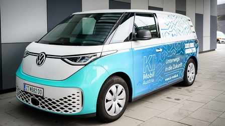 Weiss-türkises Auto mit der Aufschrift 