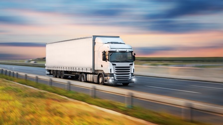 Ein LKW unterwegs auf einer Strasse