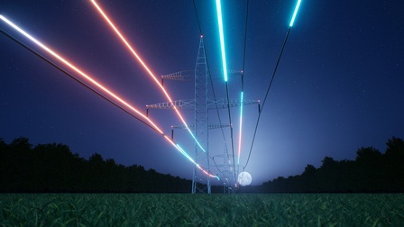 Eine grafische Darstellung zeigt mehrere Strommasten in einer Landschaft bei Nacht. Zwischen den Masten verlaufen Hochspannungsleitungen. Entlang der Leitungen sind farbige Lichtlinien in Blau, Grün und Rot dargestellt