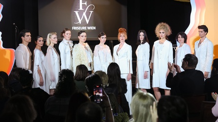 Personengruppe auf einer Bühne