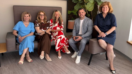 Vizebürgermeisterin Birgit Grafl, Staatssekretärin Ulrike Königsberger-Ludwig, Fachgruppengeschäftsführerin Katrin Sagmeister, Obmann Franz Drescher und WK-Direktor-Stellvertreterin Doris Granabetter beim Tag der offenen Tür im Pflegezentrum in Neutal (v. l.) 