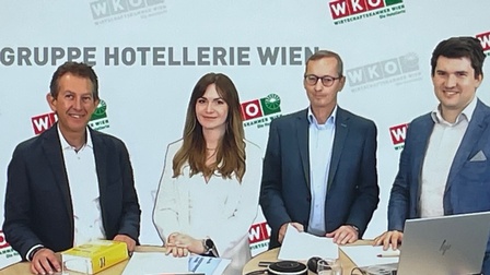 drei Männer und eine Frau stehend