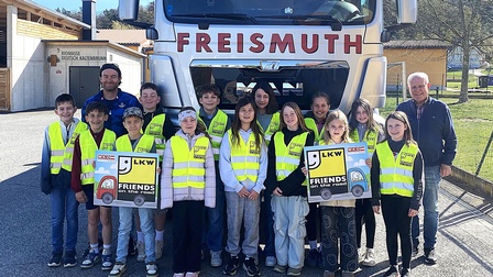 Klassenlehrer Joachim Kovacs und Transportunternehmer Gottfried Freismuth mit den Kindern der 4. Klasse der Volksschule Deutsch Kaltenbrunn 