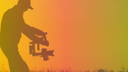 ein Mann hebt seine Filmkamera in der Hand