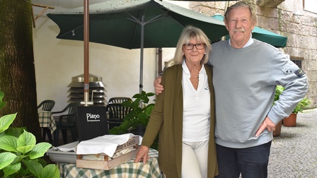 Gastgeber:innen aus Leidenschaft: Gerda und Heinz Seiler vor der Piano Bar in Insnbruck