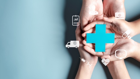 Vor einem hellen Hintergrund sind sechs Hände von drei Personen, die nach oben geöffnet sind. Über den Händen ist in der Mitte ein blaues Kreuz. Daneben sind verschiedene Symbole wie eine Spritze, ein Krankenwagen, Medikamente