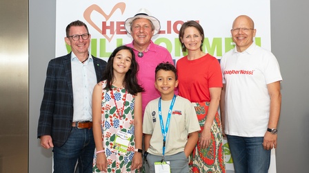 CEO-Power am Eröffnungstag der Kinder Business Week (v.l.): Thomas Schmiedbauer (Wiesbauer), Stefan Schauer (Staud’s), Sonja Wimmer (Hotel The Harmonie Vienna) und Andreas Nentwich (Maresi) mit Shea und Benicio  