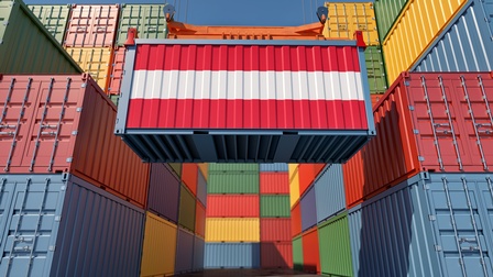 3D-Rendering eines schwebenden Containers, der an Seilen oben hängt, der Container ist rot-weiß-rot gestreift und symbolisiert die österreichische Flagge. Um den schwebenden Container sind viele weitere gestapelte Container in unterschiedlichen Farben.