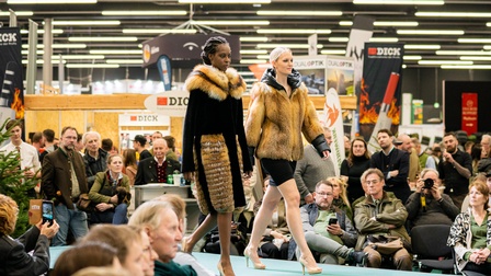 Zwei Models am Laufsteg