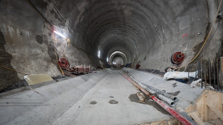 Ein Tunnel mit verschiedenen Rohren und Kabeln, die am Boden liegen