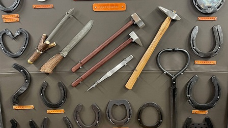 Hufeisen und Schmiedewerkzeug