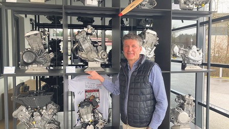 Gründer und Geschäftsführer Claus Holweg vor der „Motorengalerie“ am Unternehmenssitz in Nußdorf. 