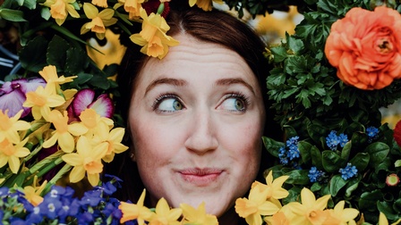 Frau umkränzt von Blumen