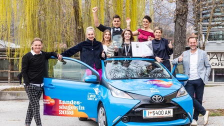 Verena Gruber (Mitte) holte sich den Landessieg beim TyrolSkills-Lehrlingswettbewerb der Friseure 2026. Mit ihr freuten sich neben ihren Modellen unter anderem auch Innungsmeister Clemens Happ, Innungs-Geschäftsführerin Karolina Holaus, Carmen Draxl (TyrolSkills) sowie David Narr (WK-Fachkräftekoordinator, v. l.). 