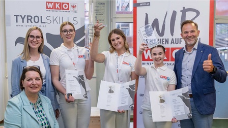 Lora Berlinger (Kosmetik), Sophia Wackerle (Fantasie Make-up) und Viktoria Hauser (Fußpflege, v.l.) holten sich jeweils den Landessieg - dazu gratulierten Landesinnungsmeisterin Petra Erhart-Ruffer, Innungs-Geschäftsführerin Melanie Raab und WK-Fachkräftekoordinator David Narr.