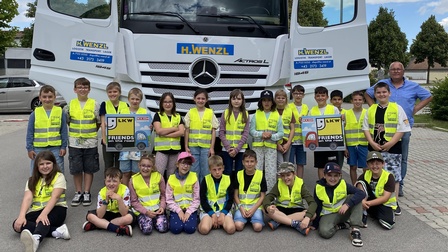 LKW-Fahrer Helmut Stiegelmar mit den Kindern der 3. Klasse der Volksschule Nickelsdorf