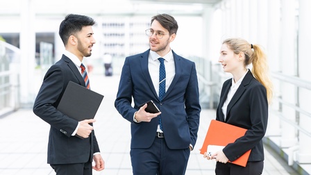 Drei Personen in einem lockeren Gespräch