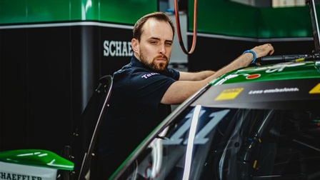 Stefan Zauner über ein Auto gelehnt