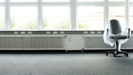 Verpackter Bürosessel in einem leeren Büroraum