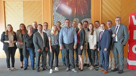 Regionalstellenleiterin Evelyn Zarits, Eveline Schuller-Frank, Christina Scheibenpflug, KommR Hans Dieter Buchinger, Stefan Waller, Günter Buchinger, Barbara Tesar, Markus Stiglitz, Regionalstellenobmann Rene Fasching, Paul Gregorits, Michaela Steindl, Johannes Schmit, Carina Lehner, Sebastian Siess, Wirtschaftskammerpräsident Mst. Andreas Wirth, KommR Johann Lackner und Wirtschaftskammerdirektor Harald Schermann (v. l.) 