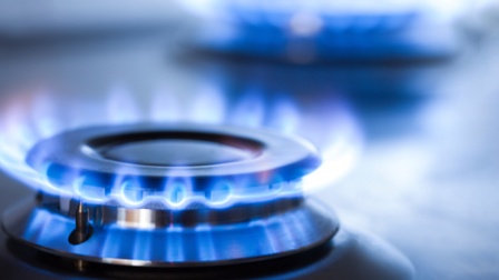 Detailansicht einer Glasflamme aus Herdplatte strömend