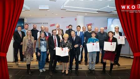 Gruppenbild auf der Bühne - Mitgliederehrung 2025