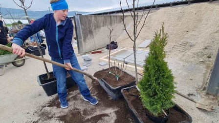 Jugendliche legen einen Garten an.