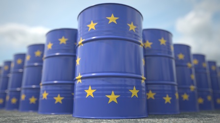 3D-Rendering: Blaue Metallfässer mit gelben Sternen in Kreis angeordnet hintereinander in Dreiecksform platziert