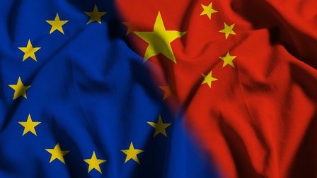 3D-Rendering der chinesischen und der Flagge der Europäischen Union, die in der Mitte aufeinander treffen und ineinander übergehen