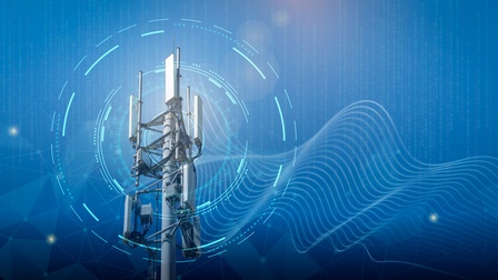 Ein Funkmasten vor blauem Himmel. Über den Funkmasten sind die Grafiken hellblauer Wellen und Kreise gelegt