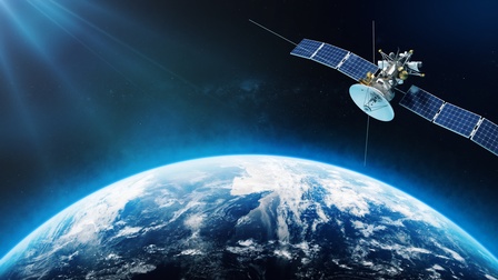 Aufnahme eines Ausschnitts der Erde aus dem All. Darüber schwebt ein Satellit.