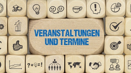 Holzblock mit Schriftzug Veranstaltungen und Termine rundherum sind verschiedene Holzwürfel mit Icons zum Thema angeordnet