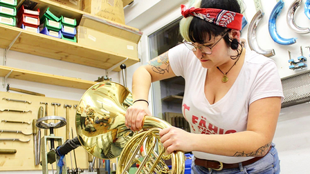 Daria Kreuter ist nicht nur selbst begeis­terte Musikerin, in ihrer Villacher Werkstatt repariert sie Blasinstrumente.