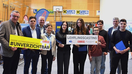 Regionalstellenleiter Harald Pokorny, Regionalstellenobmann Christoph Pöck, Christoph Ley (AMS-Regionalstelle), Margit Luisser (Direktorin PTS und NMS Neusiedl), die Schülerinnen Lea Beck und Antonella Pejic, die Schüler Furkan Kizilismate und Enes Yigit sowie Schulqualitätsmanager Werner Zwickl und Schüler Tarek Koczor (v. l.) 