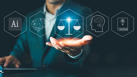 Nahaufnahme einer Person vor schwarzem Hintergrund, die in die Tastatur eines Laptops tippt. Ihre linke Hand ist ausgestreckt und fängt das Symbol einer Waage auf. Daneben sind weitere Symbole: ein Gehirn, ein Gesicht, ein Buch und das Wort AI