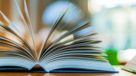 Ein aufgeklapptes Buch auf einem Tisch