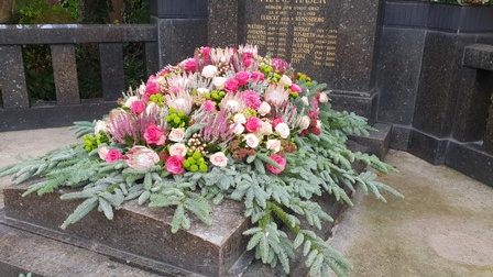 Blumenschmuck auf Grab