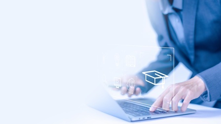 Nahaufnahme des Oberkörpers einer Person in der rechten Bildhälfte, die vor einem Laptop sitzt. Sie tippt auf der Tastatur. In einem rechteckigen Rahmen sind Symbole zu sehen: eine Glühbirne, ein Abschlusshut, ein Laptop. Die rechte Bildhälfte ist weiß. 