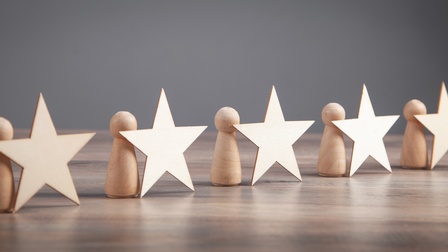 Fünf Holzfiguren mit Holzsternen