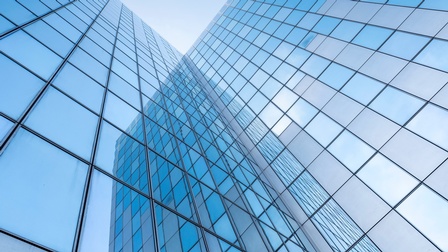 Detailansicht einer blau reflektierenden Glasfassade