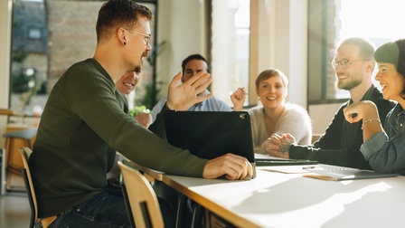 Personen reden über ihr Startup 