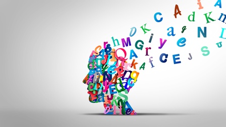 Illustration eines Profils eines menschlichen Kopfes, bestehend aus bunten, einzelnen Buchstaben. Vom Vom oberen Kopf lösen sich einzelne Buchstaben, die herumschwirren