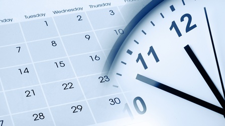 Montage eines Kalenderblattes eines Monats und Anschnitt einer analogen Ziffernblattes