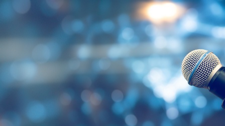 Nahaufnahme eines Mikrofons vor einem Hintergrund in der Unschärfe