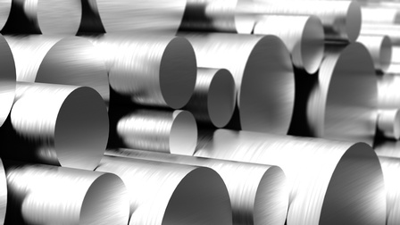 Detailansicht aufeinandergestapelter Metallrohre