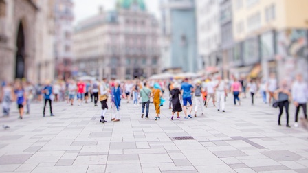 Wiener Fußgängerzone mit Menschen (unscharf)
