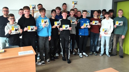 Lehrlingsexperte Patrick Zenz (l.) mit Schülerinnen und Schülern der PTS sowie MS Stegersbach. 